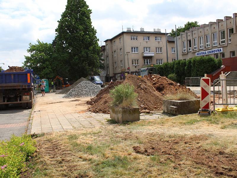 Rekonstrukce prostoru před městskou knihovnou Na Sekyře v Rakovníku.