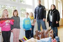 Zástupci Věznice Oráčov předali hračky dětem do školní družiny v Jesenici u Rakovníka. Děti se tak mohou těšit z trakařů, hrabiček, řehtaček, kuželek a dalších dřevěných hraček.