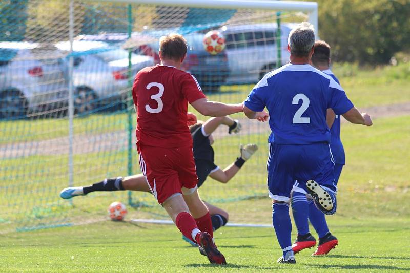 B tým Zavidova (v červeném) si v okresním přeboru jasně poradil s Pustověty 8:2. A to nedal jednu penaltu