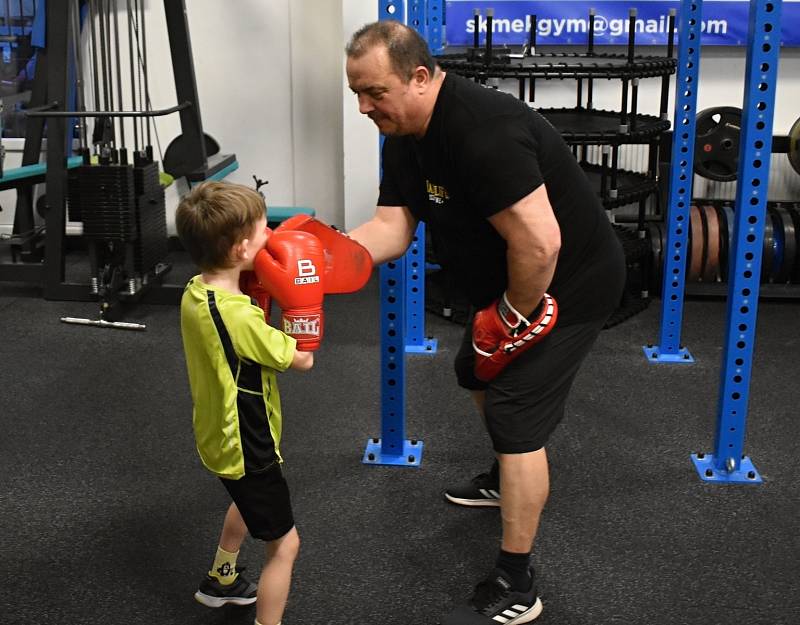 Boxerské lekce ve sportovním klubu Mek GYM vede i bývalý profesionální boxer Vladimír Řezníček starší.