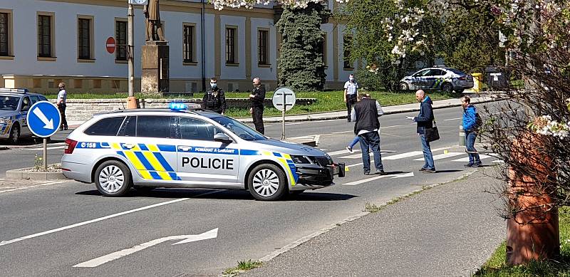 Policejní vyšetřování po varovné střelbě před soudní budovou.