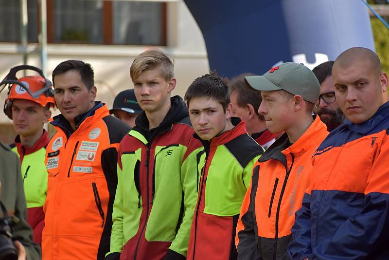 Dřevorubec junior. Mistrovství České republiky v práci s motorovou pilou pro žáky lesnických škol, areál Střední lesnické školy a SOU Křivoklát.