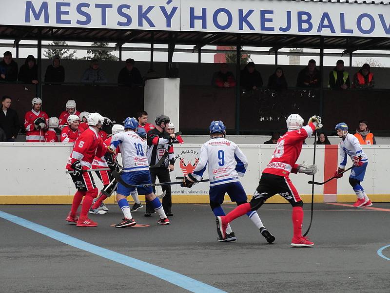 Hokejbalisté Rakovníka (v červeném) nestačili na Letohrad a prohráli doma vysoko 2:10.