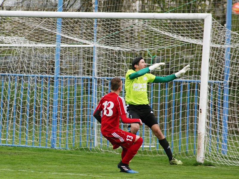 Fotbalisté Nového Strašecí porazili favorizované Zbuzany 3:2.