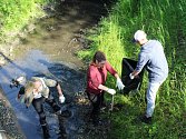 Studenti oboru ekologie a ochrana krajiny Střední zemědělské školy v Rakovníku vyčistili koryto Černého potoka.