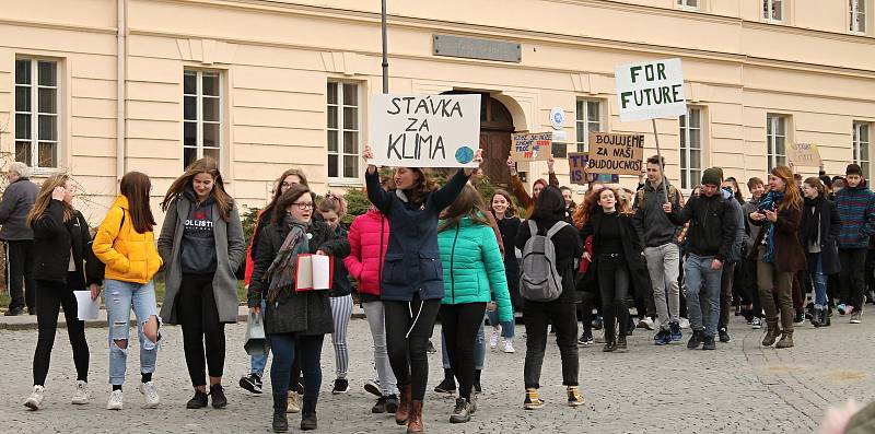 Rakovničtí studenti vyšli do ulic a připojili se ke stávce za klima. Během protestu zamířili také na radnici, kde předali místostarostovi města Jan Šváchovi otevřený dopis.