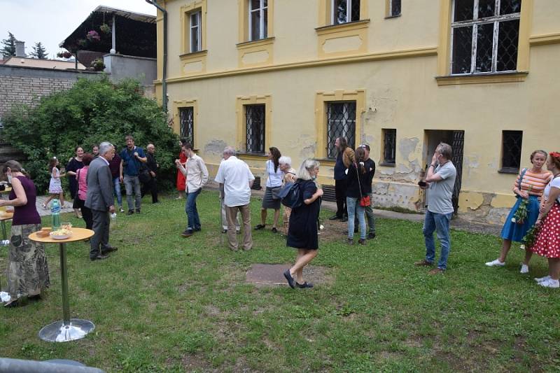 Slavnostní zahájení výstavy Keramika autora Miroslava Olivy ve výstavních síních Rabasovy galerie.