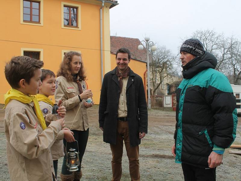 Skauti přivezli betlémské světlo do Nového Strašecí