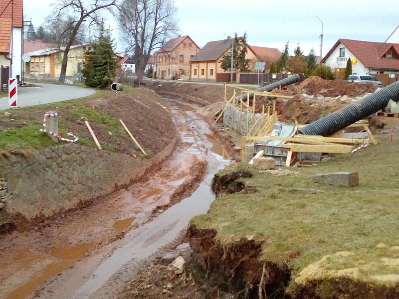 V obci Hořesedly dělají rozsáhlou opravu koryta Hájevského potoka.