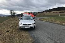 Tragická dopravní nehoda u Karlovy Vsi: cyklista zemřel po srážce s osobním automobilem značky Ford Mondeo.