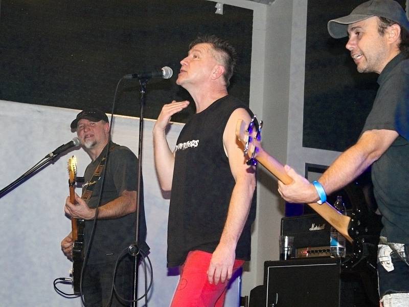 Do Domu osvěty v Rakovníku dorazila trojice punkrockových kapel E!E, The Fialky a Totální nasazení.