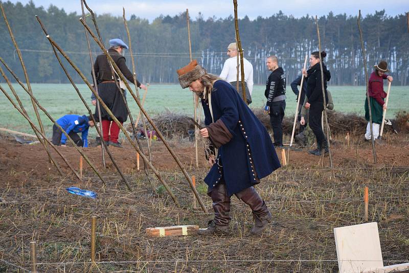 Stavba experimentální dělostřelecké reduty u rakovnického letiště.