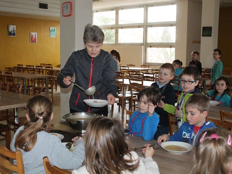 Šéfkuchaři ve školní jídelně ZŠ Nové Strašecí