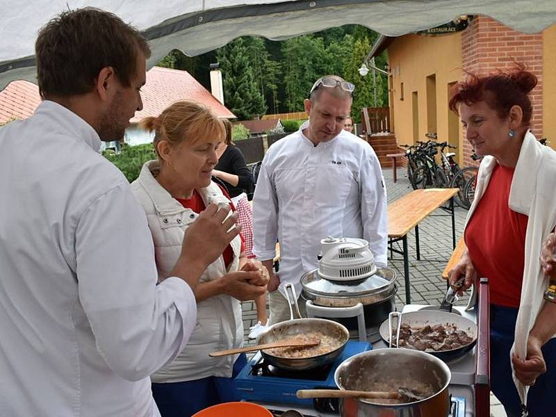 Při letošním Gulášfestu v Lánech soutěžilo sedm týmů. Guláše hodnotila pětičlenná porota. Zvítězil tým z lánského divadla a tím obhájil loňské prvenství.