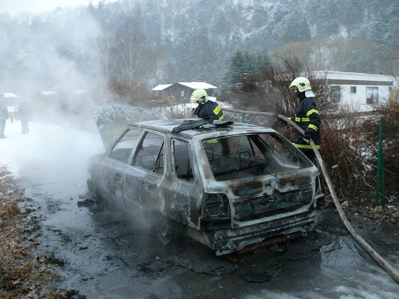 V kempu Višňová na Křivoklátsku shořel osobní automobil