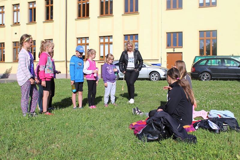 Žáci si vyzkoušeli ošetření ran, prohlédli si hasičský vůz, nebo zhlédli protiteroristický film.