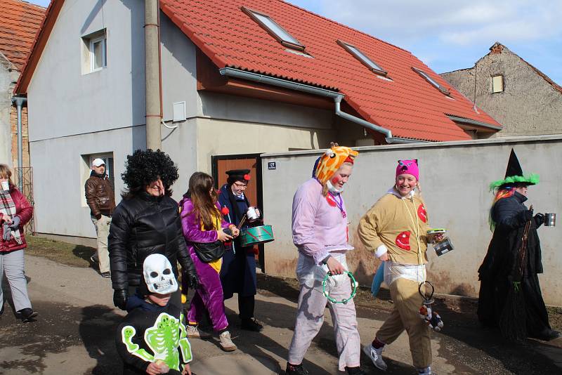 V sobotu odpoledne prošel Kolešovicemi masopustní průvod. Doprovázela ho kapela na povoze a místním nechyběla dobrá nálada.