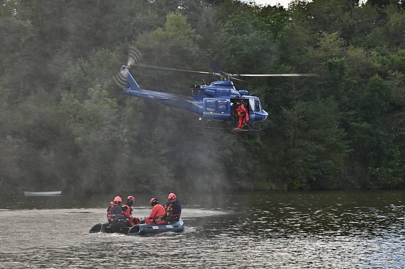 Letečtí záchranáři HZS Středočeského kraje cvičili záchranu osob z vody