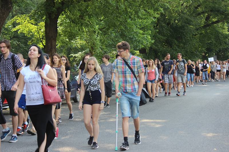 Rakovničtí studenti ve středu veřejně protestovali proti personálním změnám na místní obchodní akademii. 