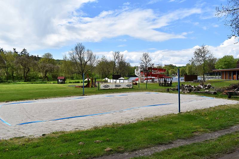 Příprava Tyršova koupaliště na letní sezonu. Vedle rekonstrukce chatek se pracuje také na zprovoznění restaurace.