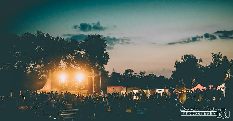 Fotbalpark v Pavlíkově hostil koncert kapel Rybičky 48 a Street 69.