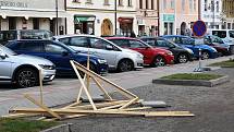 Vítr na Rakovnicku lámal stromy, létaly také kusy střech. Třeba na 2. základní škole, ale i z domů v Trojanově ulici v Rakovníku.