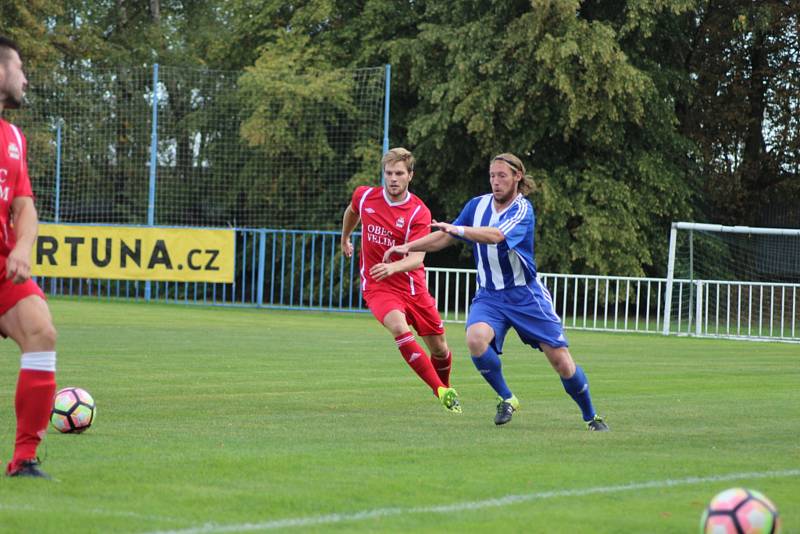 Fotbalisté Nového Strašecí (v modrobílém) porazili na svém hřišti Velim 2:1.