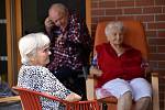 Klienti rakovnického domova seniorů si užili odpoledne s živou muzikou.