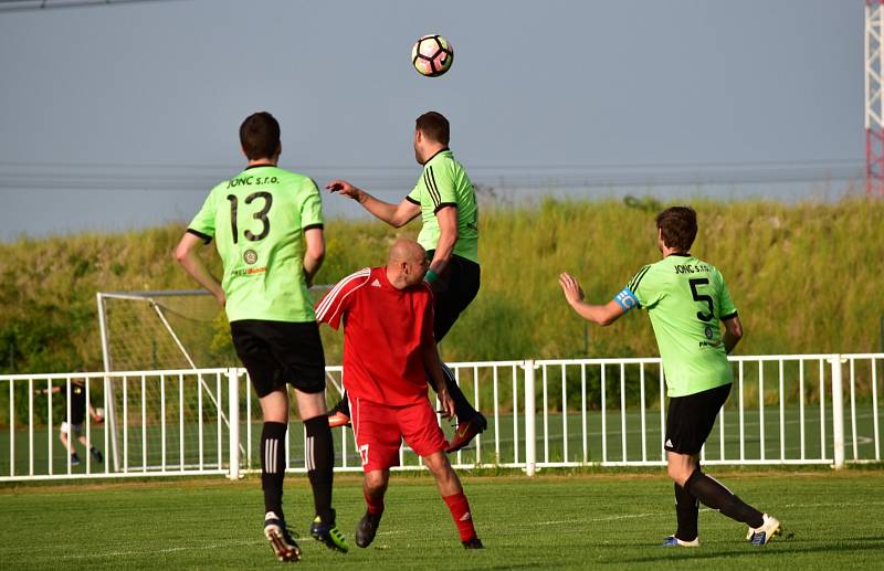 Fotbalisté Nového Strašecí zdolali Rejšice 3:0.