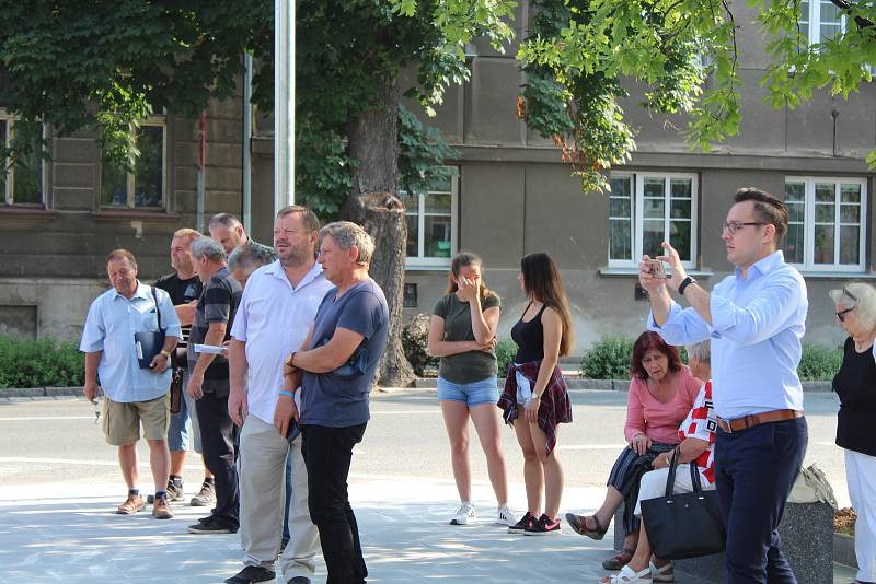 Podobu veřejného prostranství na sekyře vybrali občané města.