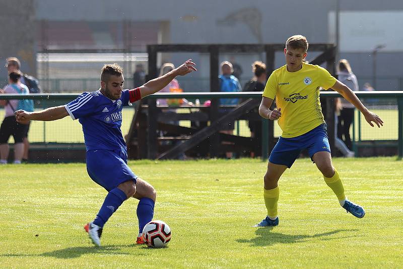 I. A třída: béčko SK Rakovník (ve žlutém) přehrálo jako první v soutěži Dynamo Nelahozeves 2:1.