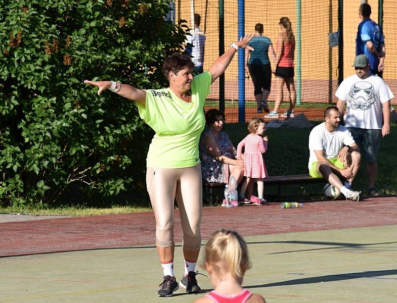 DiskoFit s Bárou Ladrovou na hřišti za sokolovnou v Lánech.