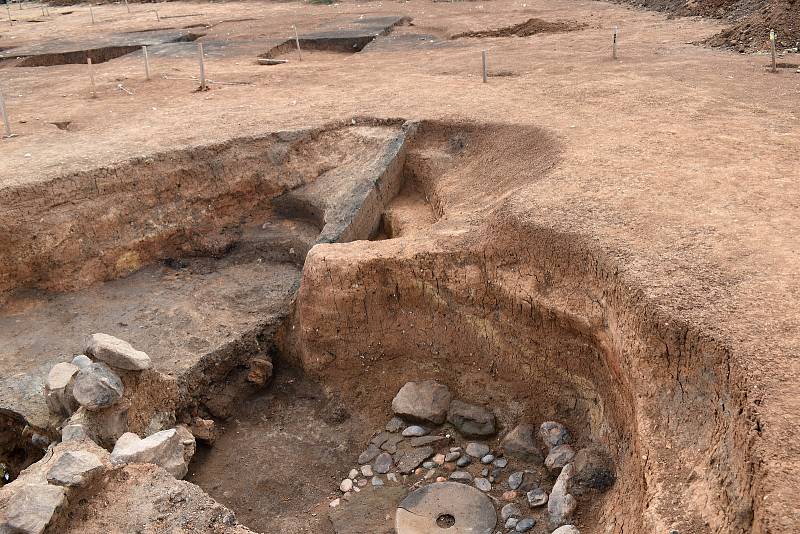 Archeologický výzkum u Nesuchyně se chýlí ke konci. Jedním z posledních nálezů je zaniklý zájezdní středověký hostinec.