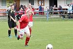 Fotbalistky Pavlíkova (v červeném) vyhrály v Libušíně vysoko 6:0. 