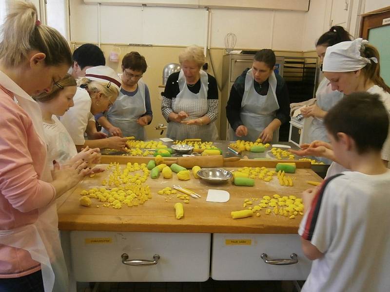 ISŠ Jesenice společně se studenty pořádá pravidelně cukrářské kurzy pro veřejnost. Tématem dvou posledních byly květy a kavárenské dezerty.