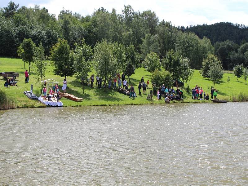 Ve třetím ročníku neckyády v Lubné, aneb pokoření Lubeňáku, startovala čtyři plavidla. Mezi nimi plula i krásná Kleopatra se svou družinou a dokonce i Titanic.