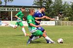 Na úvod divize fotbalisté SK Slaný (v modrém) vyhráli na hřišti Tatranu Rakovník 2:1 po penaltové rozstřelu.