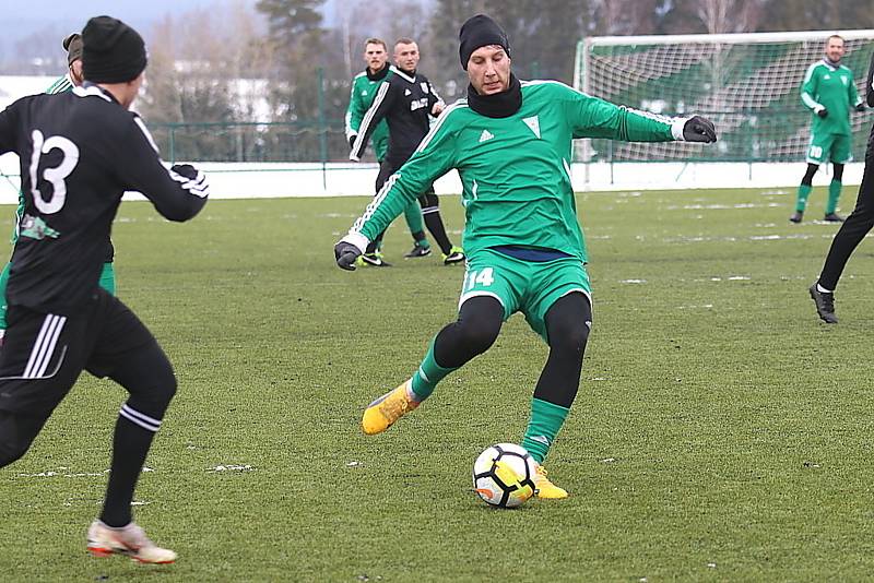 Divizní fotbalisté Tatranu Rakovník (v zeleném) vyhráli v přípravném utkání nad celkem Dobříše jasně 5:2.