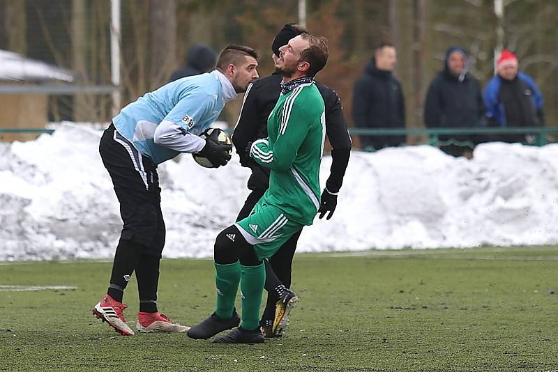 Divizní fotbalisté Tatranu Rakovník (v zeleném) vyhráli v přípravném utkání nad celkem Dobříše jasně 5:2.