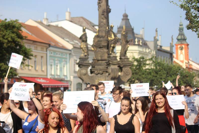 Studenti v Rakovníku protestují proti propouštění učitelů.