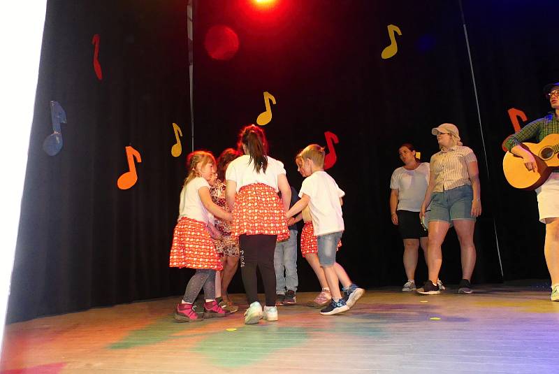 Kulturní dům v Jesenici hostil soutěž v tanci a zpěvu - Notičku. Foto: Lenka Rodová