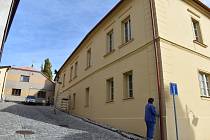 V 1. základní škole v Rakovníku byla v nedávné době opravena budova Omáčkovny a revitalizována část školního dvora. Nyní je na řadě další část.