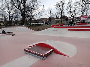 Ve středu 3. dubna bude slavnostně otevřen skatepark v Rakovníku. Nyní probíhají finální úpravy.