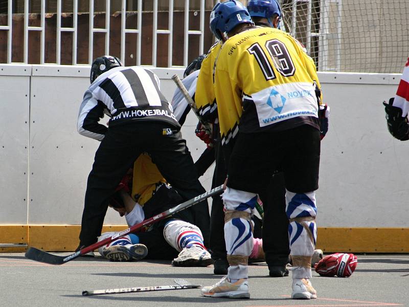 V rozhodujícím finále oblastní ligy v hokejbalu zvítězily Beer Stars Hnidousy nad rezervou HBC Rakovník 7:3 a slaví titul.