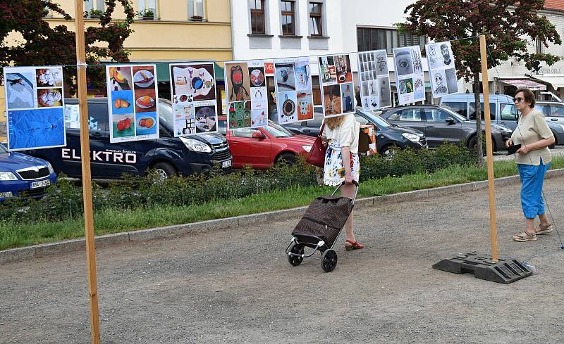 Obrázky žáků Základní umělecké školy v Rakovníku před radnicí.