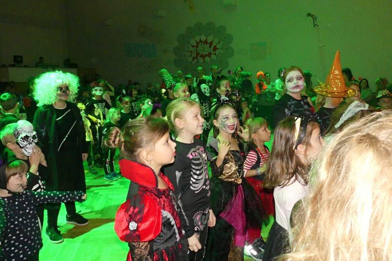 Dům osvěty v Rakovníku hostil Strašidelný karneval s Honzou Ladrou a Myšákem Edou.