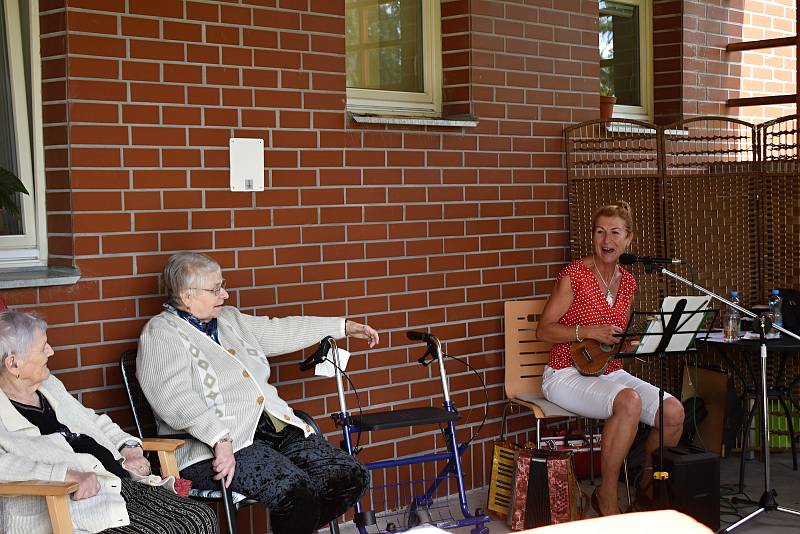 Hudební odpoledne s roztockou hudebnicí Dášou Pavlíčkovou v rakovnickém domově seniorů.