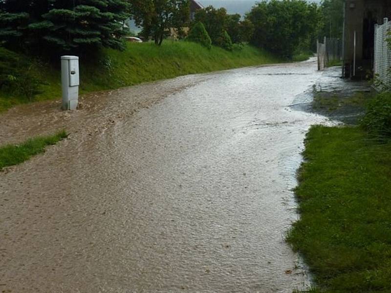 Voda ze Seneckého rybníka se valila do vsi