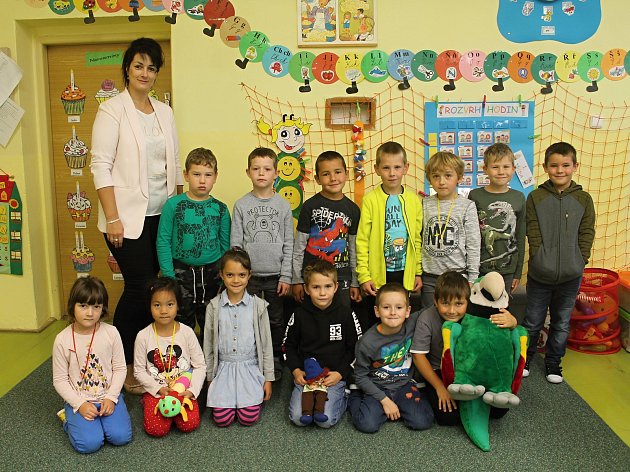 Prvňáčci z Čisté s třídní učitelkou Janou Švolbovou ve školním roce 2019/2020.