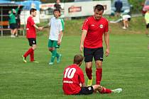 Tahák okresního přeboru na Rakovnicku: Řevničov (v červeném) - Hředle po boji 2:3.